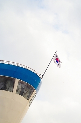 포토 JPG 주간 구름 산업 로우앵글 교통 수상교통 하늘 사람없음 야외 운송업 깃발 태극기 크루즈 뱃머리 국기게양 선박 국내포토 자연요소 교통수단 뷰포인트 배_교통 국기 파일형식