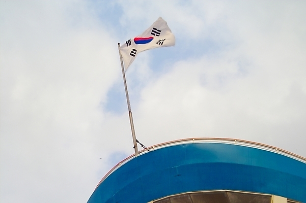 포토 JPG 주간 구름 산업 로우앵글 교통 수상교통 하늘 사람없음 야외 운송업 깃발 태극기 크루즈 뱃머리 국기게양 선박 국내포토 자연요소 교통수단 뷰포인트 배_교통 국기 파일형식