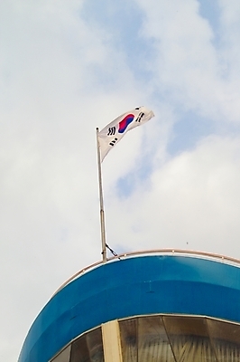 포토 JPG 주간 구름 산업 로우앵글 교통 수상교통 하늘 사람없음 야외 운송업 깃발 태극기 크루즈 뱃머리 국기게양 선박 국내포토 자연요소 교통수단 뷰포인트 배_교통 국기 파일형식