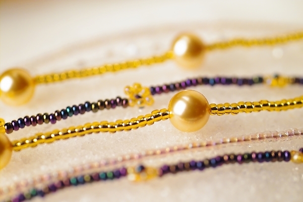 포토 JPG 옷 백그라운드 장신구 팔찌 미술 사람없음 장식 진주 비즈 비즈공예 발찌 국내포토 문화예술 보석 공예 파일형식