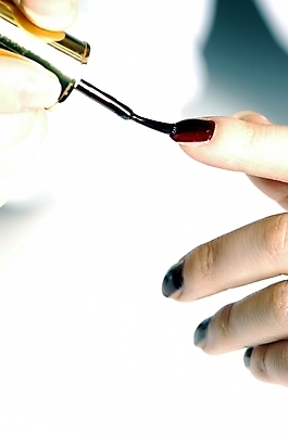 포토 JPG 스튜디오촬영 손 신체 페인팅 실내 사람 근접촬영 신체부위 하이앵글 뷰티 갈색 붓 네일아트 손톱 매니큐어 바르기 매니큐어솔 국내포토 뷰포인트 컬러 모션 내부 화장품 솔 파일형식