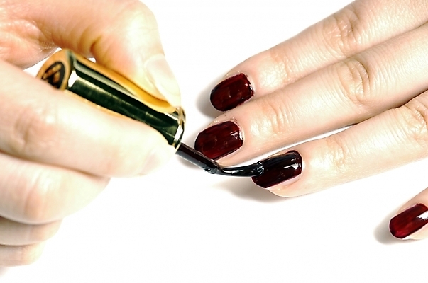 포토 JPG 스튜디오촬영 손 신체 페인팅 실내 사람 근접촬영 신체부위 하이앵글 뷰티 갈색 붓 색칠 네일아트 손톱 매니큐어 바르기 매니큐어솔 국내포토 뷰포인트 컬러 모션 내부 화장품 솔 파일형식