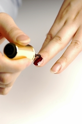 포토 JPG 스튜디오촬영 손 신체 페인팅 실내 사람 근접촬영 신체부위 하이앵글 뷰티 갈색 붓 색칠 네일아트 손톱 매니큐어 바르기 매니큐어솔 국내포토 뷰포인트 컬러 모션 내부 화장품 솔 파일형식