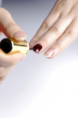 포토 JPG 스튜디오촬영 손 신체 페인팅 실내 사람 근접촬영 신체부위 하이앵글 뷰티 검은색 붓 네일아트 손톱 매니큐어 바르기 매니큐어솔 국내포토 뷰포인트 컬러 모션 내부 화장품 솔 파일형식