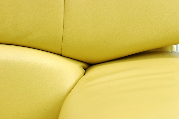 포토 JPG 가구 생활용품 실내 근접촬영 사람없음 소파 한개 노란색 오브젝트 가죽소파 국내포토 1 뷰포인트 컬러 의자 내부 파일형식