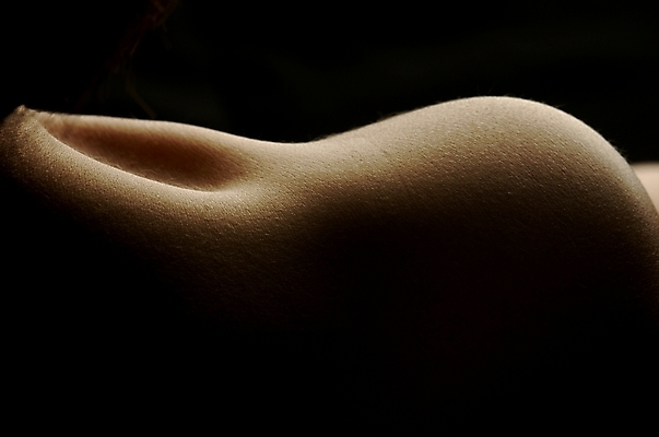 포토 JPG 스튜디오촬영 신체 실내 한명 사람 근접촬영 신체부위 어둠 어깨 쇄골 국내포토 1 뷰포인트 내부 파일형식