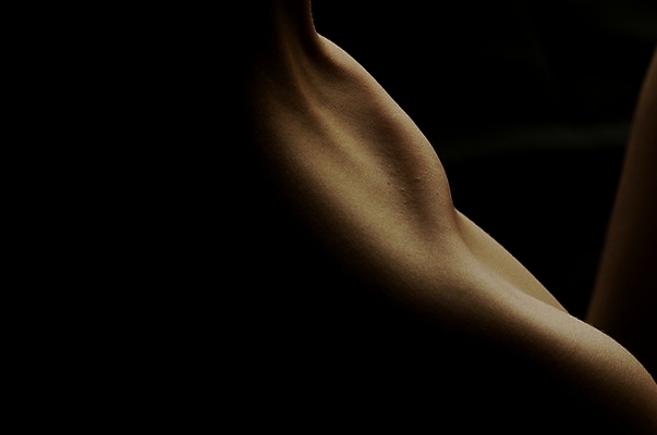 포토 JPG 스튜디오촬영 신체 실내 한명 사람 근접촬영 신체부위 어둠 어깨 쇄골 국내포토 1 뷰포인트 내부 파일형식