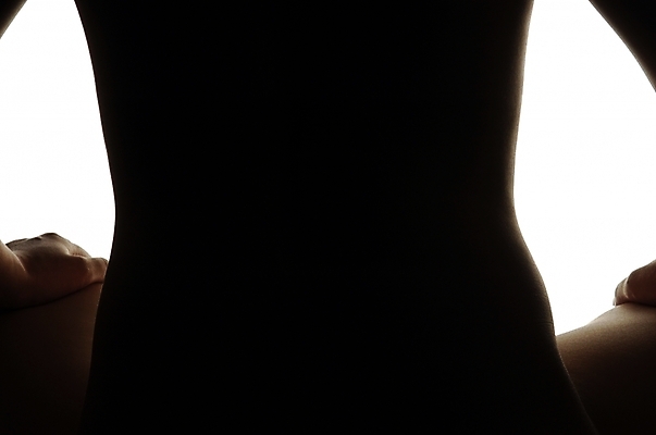 포토 JPG 스튜디오촬영 실루엣 곡선 신체 실내 한명 사람 앉기 근접촬영 상반신 어둠 등 누드 허리 등허리 국내포토 1 선 뷰포인트 모션 촬영기법 내부 신체부위 파일형식