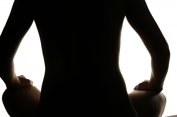 포토 JPG 스튜디오촬영 여자 신체 실내 한명 사람 근접촬영 상반신 뒷모습 등 누드 허리 가부좌 팔 등허리 여자만 여자한명만 국내포토 1 뷰포인트 앉기 내부 신체부위 파일형식