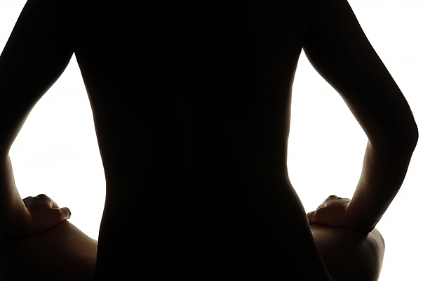 포토 JPG 스튜디오촬영 여자 실루엣 신체 실내 한명 사람 앉기 근접촬영 상반신 뒷모습 어둠 등 누드 허리 팔 등허리 여자만 여자한명만 국내포토 1 뷰포인트 모션 촬영기법 내부 신체부위 파일형식