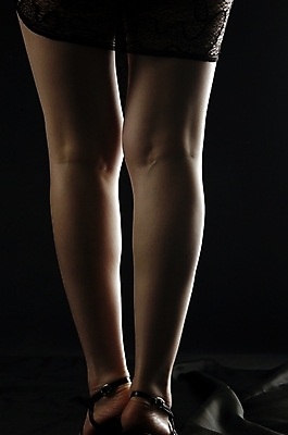 포토 JPG 스튜디오촬영 여자 구두 신체 실내 한명 서기 사람 근접촬영 뒷모습 신체부위 어둠 하반신 다리 종아리 허벅지 망사 여자만 여자한명만 국내포토 1 뷰포인트 신발 모션 내부 직물 파일형식