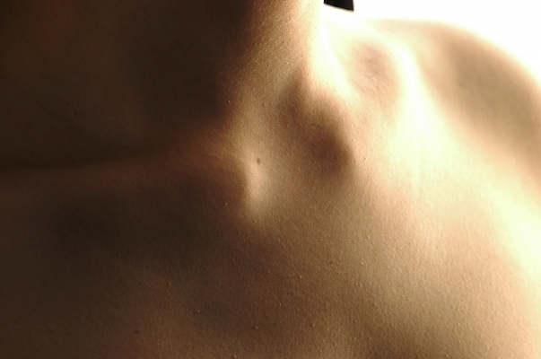 포토 JPG 스튜디오촬영 신체 실내 한명 사람 근접촬영 신체부위 어둠 가슴 어깨 목 국내포토 1 뷰포인트 내부 파일형식