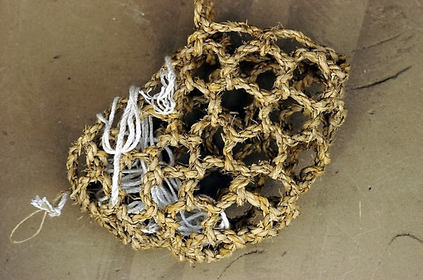 포토 JPG 주간 한국문화 한국전통 전통 생활용품 근접촬영 사람없음 야외 볏짚 오브젝트 망태기 국내포토 자연요소 동양문화 뷰포인트 한국 짚 파일형식