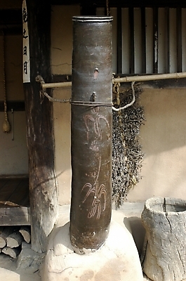 포토 JPG 주간 나무 한국문화 한국전통 전통 시설물 건축 굴뚝 근접촬영 사람없음 야외 항아리 슬라이스 절구 나무토막 옹기굴뚝 국내포토 자연요소 식물 동양문화 건축물 뷰포인트 한국 도구 도자기 파일형식