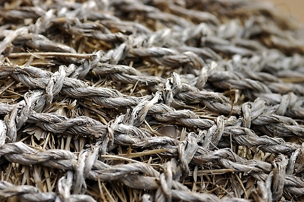 포토 JPG 주간 시설물 건축 백그라운드 고건축 지붕 초가집 근접촬영 사람없음 야외 하이앵글 건축부분 볏짚 새끼줄 국내포토 자연요소 건축물 줄 뷰포인트 한옥 짚 파일형식