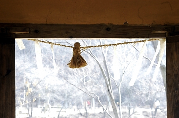 포토 JPG 주간 나무 식물 전통 시설물 현대건축 건축 전통문화 줄 종교용품 주택 근접촬영 사람없음 야외 방 건축부분 무속 무속신앙용품 방문 금줄 미신 국내포토 자연요소 건축물 종교 문화 뷰포인트 건물 파일형식