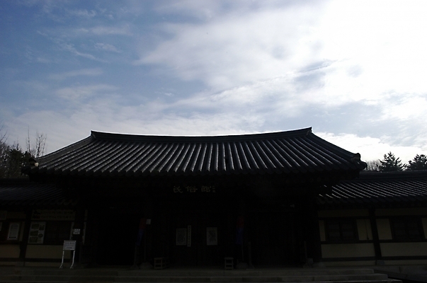 포토 JPG 주간 구름 전통 시설물 현대건축 건축 고건축 한국건축 하늘 지붕 한옥 기와 기와집 풍경 사람없음 야외 동양건축 어둠 건축부분 기와지붕 전통집 국내포토 자연요소 한국전통 건축물 주택 파일형식 동양