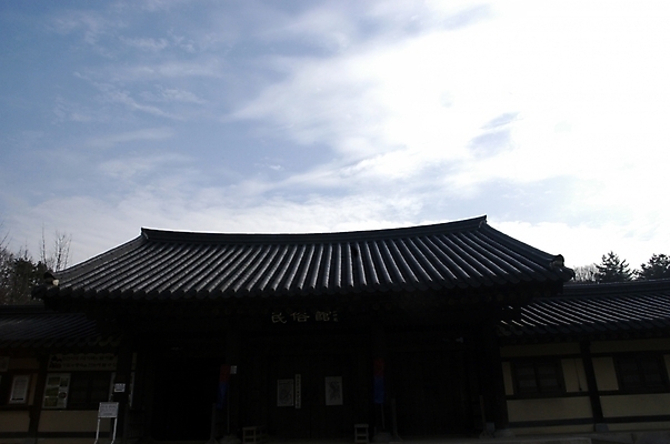 포토 JPG 주간 구름 전통 시설물 현대건축 건축 고건축 한국건축 하늘 지붕 한옥 기와 기와집 풍경 사람없음 야외 동양건축 어둠 건축부분 기와지붕 전통집 국내포토 자연요소 한국전통 건축물 주택 파일형식 동양