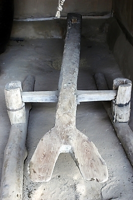 포토 JPG 한국문화 한국전통 전통 산업 전통문화 농업 사람없음 목재 한개 문화재 농촌 시골 빈티지 농기구 오브젝트 방아 방앗간 디딜방아 양다리방아 국내포토 나무 1 동양문화 문화 컨셉 재료 한국 파일형식