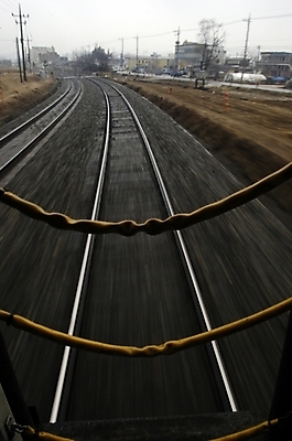 포토 JPG 주간 나무 식물 시설물 공공시설 현대건축 건축 길 자연 풍경 근접촬영 사람없음 야외 달리기 기찻길 레인 선로 철도의날 국내포토 자연요소 건축물 뷰포인트 모션 시설 생태계 파일형식 법정기념일