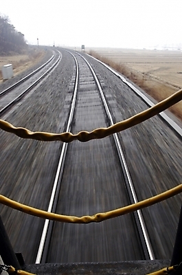 포토 JPG 주간 나무 식물 시설물 공공시설 현대건축 건축 길 밭 자연 논 풍경 근접촬영 초원 사람없음 야외 달리기 기찻길 레인 선로 철도의날 국내포토 자연요소 건축물 뷰포인트 농업 모션 시설 생태계 파일형식 법정기념일