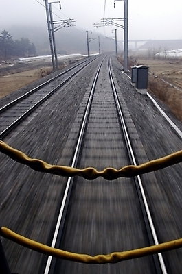 포토 JPG 주간 나무 식물 시설물 공공시설 현대건축 건축 길 밭 자연 산 논 풍경 근접촬영 사람없음 야외 달리기 기찻길 안개 레인 비닐하우스 선로 철도의날 국내포토 자연요소 건축물 뷰포인트 농업 모션 날씨 시설 생태계 파일형식 법정기념일