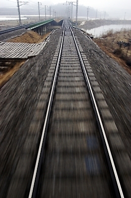 포토 JPG 주간 시설물 공공시설 현대건축 건축 길 자연 풍경 사람없음 야외 강 기찻길 레인 철도의날 국내포토 자연요소 건축물 시설 생태계 파일형식 법정기념일