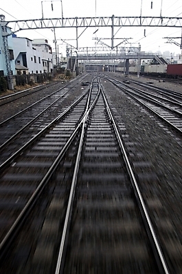 포토 JPG 주간 시설물 공공시설 현대건축 건축 길 자연 하늘 풍경 빌딩 사람없음 야외 건물 기찻길 레인 철도의날 국내포토 자연요소 건축물 시설 생태계 파일형식 법정기념일