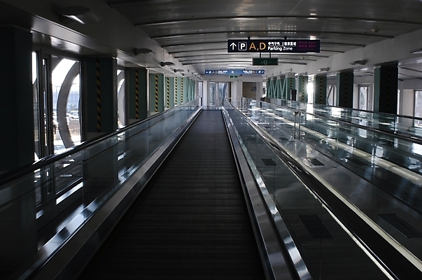 포토 JPG 시설물 건축 실내 사람없음 내부 빛 건축부분 무빙워크 국내포토 건축물 파일형식