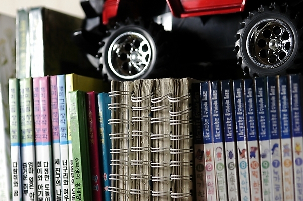 포토 JPG 문구용품 실내 근접촬영 사람없음 간행물 책 용수철 바퀴 차바퀴 장난감자동차 오브젝트 스프링철 국내포토 뷰포인트 내부 장난감 파일형식