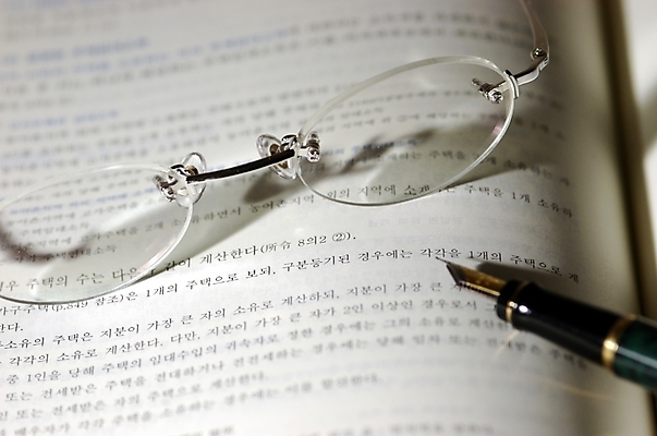 포토 JPG 스튜디오촬영 잡화 안경 비즈니스 실내 근접촬영 사람없음 책 하이앵글 필기구 펜 볼펜 만년필 사무용품 오브젝트 무테안경 국내포토 뷰포인트 문구용품 내부 파일형식