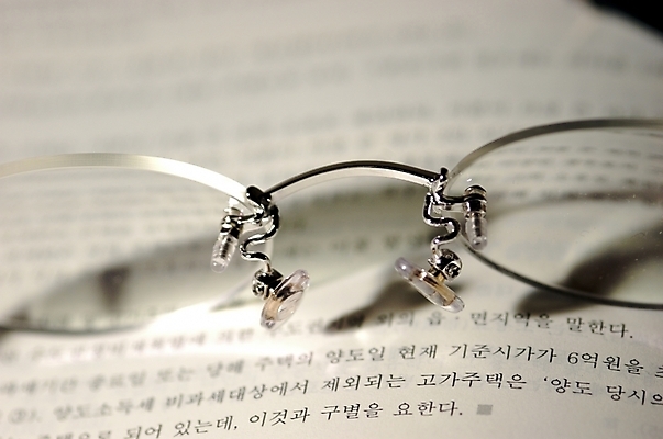 포토 JPG 스튜디오촬영 잡화 안경 비즈니스 문구용품 실내 근접촬영 사람없음 책 하이앵글 사무용품 펼침 오브젝트 무테안경 국내포토 뷰포인트 모션 내부 파일형식