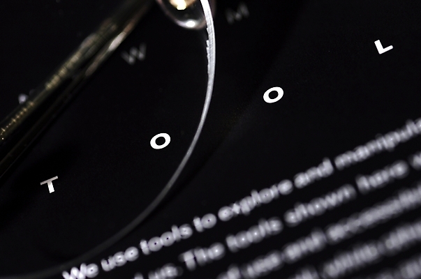 포토 JPG 문자 디자인 영어 근접촬영 타이포그라피 사람없음 그래픽 하이앵글 사무용품 검은색 도구 오브젝트 무테안경 툴 국내포토 안경 뷰포인트 컬러 문구용품 파일형식