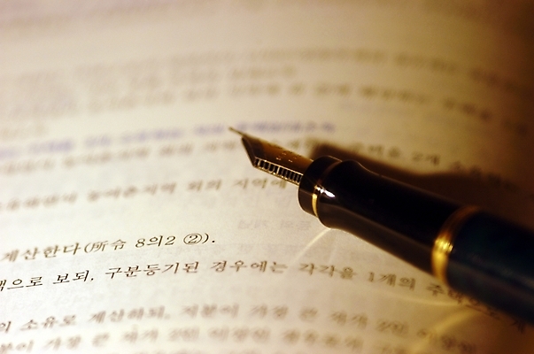 포토 JPG 비즈니스 문구용품 근접촬영 사람없음 아웃포커스 책 하이앵글 필기구 펜 만년필 사무용품 오브젝트 한자루 펜촉 국내포토 1 뷰포인트 촬영기법 파일형식