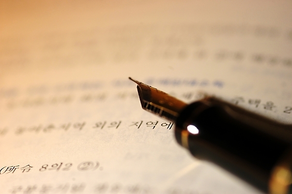 포토 JPG 비즈니스 문구용품 근접촬영 사람없음 아웃포커스 책 하이앵글 필기구 펜 만년필 사무용품 오브젝트 한자루 펜촉 국내포토 1 뷰포인트 촬영기법 파일형식