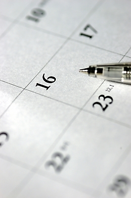 포토 JPG 기호 비즈니스 근접촬영 사람없음 하이앵글 필기구 숫자 펜 볼펜 사무용품 달력 날짜 계획표 오브젝트 한자루 국내포토 문자 1 뷰포인트 문구용품 계획 파일형식