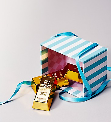 포토 JPG 스튜디오촬영 리본 백그라운드 돈 포장 실내 선물포장 선물 사람없음 장식 금융 경제 선물상자 상자 끈 바 막대기 오브젝트 금괴 국내포토 내부 재산 황금 파일형식