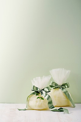 포토 JPG 스튜디오촬영 리본 백그라운드 포장 탁자 실내 선물포장 선물 사람없음 장식 끈 오브젝트 국내포토 가구 내부 파일형식