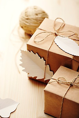 포토 JPG 주간 리본 백그라운드 포장 나뭇잎 실내 선물포장 선물 근접촬영 사람없음 아웃포커스 장식 선물상자 상자 끈 오브젝트 뭉치 나뭇잎모양 국내포토 자연요소 모양 뷰포인트 잎 촬영기법 내부 파일형식