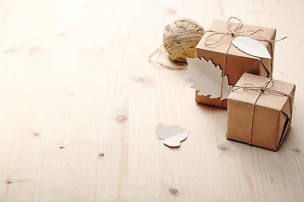 포토 JPG 주간 리본 백그라운드 포장 나뭇잎 실내 선물포장 선물 사람없음 아웃포커스 장식 선물상자 상자 끈 오브젝트 뭉치 나뭇잎모양 국내포토 자연요소 모양 잎 촬영기법 내부 파일형식