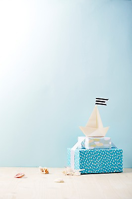 포토 JPG 주간 리본 백그라운드 포장 탁자 조개 실내 선물포장 선물 사람없음 아웃포커스 장식 선물상자 상자 깃발 끈 오브젝트 종이배 국내포토 자연요소 가구 어패류 촬영기법 내부 종이접기 파일형식