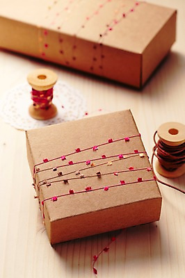 포토 JPG 주간 리본 백그라운드 포장 실내 선물포장 선물 근접촬영 사람없음 아웃포커스 장식 선물상자 상자 끈 오브젝트 실타래 국내포토 자연요소 뷰포인트 촬영기법 내부 파일형식