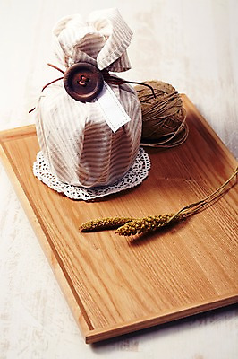 포토 JPG 스튜디오촬영 백그라운드 포장 단추 곡류 쟁반 실내 선물포장 선물 사람없음 장식 끈 오브젝트 타래 국내포토 내부 실타래 파일형식