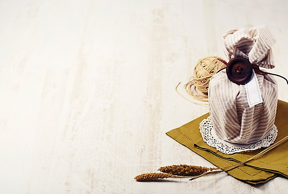 포토 JPG 스튜디오촬영 리본 백그라운드 포장 단추 곡류 실내 선물포장 선물 사람없음 장식 끈 오브젝트 손수건 잡곡 타래 국내포토 내부 실타래 파일형식