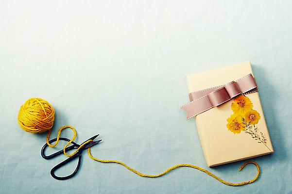 포토 JPG 스튜디오촬영 리본 배경화면 백그라운드 포장 가위 실내 선물포장 선물 사람없음 장식 선물상자 상자 실 오브젝트 실뭉치 국내포토 문구용품 내부 파일형식