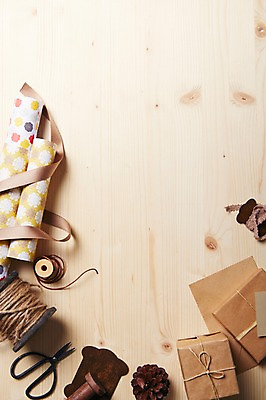 포토 JPG 스튜디오촬영 리본 종이 백그라운드 재료 포장 가위 실내 선물포장 선물 사람없음 장식 선물상자 상자 끈 오브젝트 솔방울 타래 포장재료 국내포토 문구용품 내부 실타래 파일형식