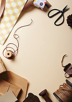 포토 JPG 스튜디오촬영 리본 종이 백그라운드 재료 포장 편지봉투 가위 실내 선물포장 선물 사람없음 장식 선물상자 상자 끈 포장지 오브젝트 타래 포장재료 국내포토 문구용품 봉투 내부 편지 실타래 파일형식