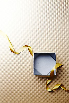 포토 JPG 스튜디오촬영 리본 백그라운드 포장 실내 선물포장 선물 사람없음 장식 선물상자 상자 끈 오픈 오브젝트 국내포토 내부 파일형식