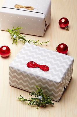 포토 JPG 스튜디오촬영 식물 리본 백그라운드 잎 크리스마스장식 포장 실내 선물포장 선물 사람없음 아웃포커스 장식 선물상자 상자 방울 오브젝트 국내포토 크리스마스 촬영기법 내부 파일형식