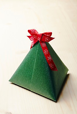 포토 JPG 스튜디오촬영 리본 백그라운드 포장 실내 선물포장 선물 사람없음 장식 선물상자 상자 삼각형 오브젝트 국내포토 도형 내부 파일형식